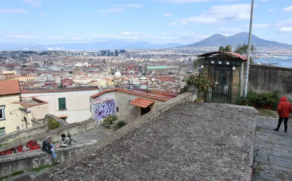 Napoli, Campania, İtalya 8 Nisan 2025: 14. yüzyıl Pedamentina Merdiveni, 414 basamağıyla, Belvedere San Martino 'yu Corso Vittorio Emanuele' ye bağlıyor