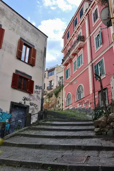 Napoli, Campania, İtalya 8 Nisan 2025: 14. yüzyıl Pedamentina Merdiveni, 414 basamağıyla, Belvedere San Martino 'yu Corso Vittorio Emanuele' ye bağlıyor