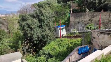 Napoli, Campania, İtalya 8 Nisan 2025: Montesanto 'daki Scala di Montesanto, ya da Filangieri Monumental Staircase, 19. yüzyılda inşa edilmiştir.