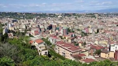 Napoli, Campania, İtalya 8 Nisan 2025: Belvedere San Martino 'dan Napoli Panoraması