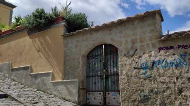 Napoli, Campania, İtalya 8 Nisan 2025: 14. yüzyıl Pedamentina Merdiveni, 414 basamağıyla, Belvedere San Martino 'yu Corso Vittorio Emanuele' ye bağlıyor