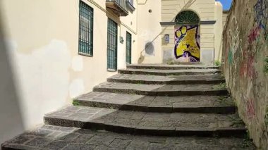 Napoli, Campania, İtalya 8 Nisan 2025: 14. yüzyıl Pedamentina Merdiveni, 414 basamağıyla, Belvedere San Martino 'yu Corso Vittorio Emanuele' ye bağlıyor