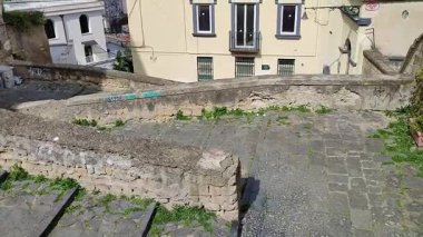 Napoli, Campania, İtalya 8 Nisan 2025: 14. yüzyıl Pedamentina Merdiveni, 414 basamağıyla, Belvedere San Martino 'yu Corso Vittorio Emanuele' ye bağlıyor