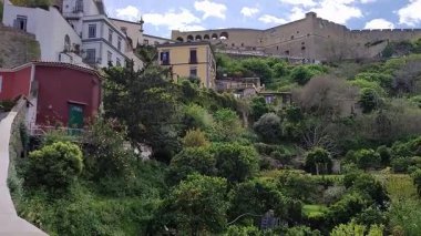 Napoli, Campania, İtalya 8 Nisan 2025: 14. yüzyıl Pedamentina Merdiveni, 414 basamağıyla, Belvedere San Martino 'yu Corso Vittorio Emanuele' ye bağlıyor