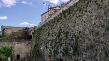 Napoli, Campania, İtalya 8 Nisan 2025: 14. yüzyıl Pedamentina Merdiveni, 414 basamağıyla, Belvedere San Martino 'yu Corso Vittorio Emanuele' ye bağlıyor