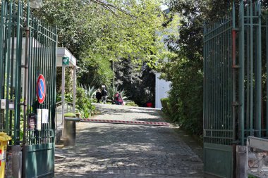 Napoli, Campania, İtalya 8 Nisan 2025: Vomero tepesindeki 19. yüzyıl Villa Floridiana parkının parıltısı