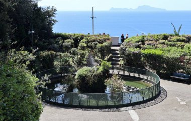 Napoli, Campania, İtalya 8 Nisan 2025: Vomero tepesindeki Villa Floridiana parkındaki kaplumbağa göleti