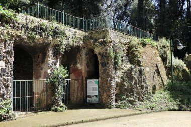 Napoli, Campania, İtalya 8 Nisan 2025: Vomero tepesindeki 19. yüzyıl Villa Floridiana parkının parıltısı