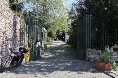 Napoli, Campania, İtalya 8 Nisan 2025: Vomero tepesindeki 19. yüzyıl Villa Floridiana parkının parıltısı