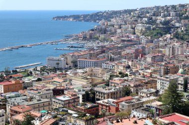 Napoli, Campania, İtalya 8 Nisan 2025: Vomero tepesindeki Villa Floridiana belvedere 'den Panorama