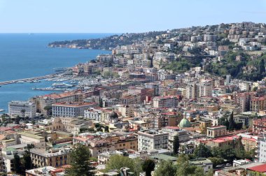 Napoli, Campania, İtalya 8 Nisan 2025: Vomero tepesindeki Villa Floridiana belvedere 'den Panorama