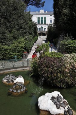 Napoli, Campania, İtalya 8 Nisan 2025: Vomero tepesindeki Villa Floridiana parkındaki kaplumbağa göleti