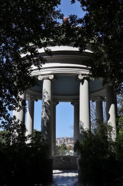 Napoli, Campania, İtalya 8 Nisan 2025: Vomero tepesindeki 19. yüzyıl Villa Floridiana parkının parıltısı