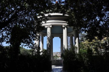 Napoli, Campania, İtalya 8 Nisan 2025: Vomero tepesindeki 19. yüzyıl Villa Floridiana parkının parıltısı