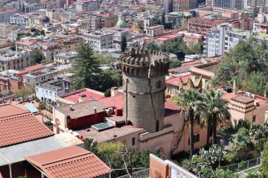 Napoli, Campania, İtalya 8 Nisan 2025: Vomero tepesindeki Villa Floridiana belvedere 'den Panorama