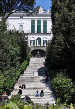 Napoli, Campania, İtalya 8 Nisan 2025: Duca di Martina Seramik Müzesine ev sahipliği yapan Villa Floridiana Bourbon Konutu