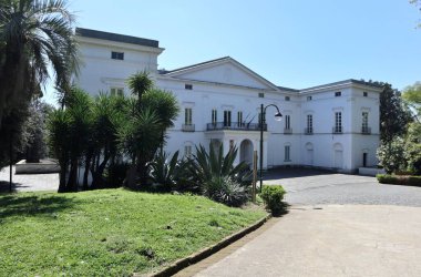 Napoli, Campania, İtalya 8 Nisan 2025: Duca di Martina Seramik Müzesine ev sahipliği yapan Villa Floridiana Bourbon Konutu
