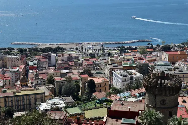 Napoli, Campania, İtalya 8 Nisan 2025: Vomero tepesindeki Villa Floridiana belvedere 'den Panorama