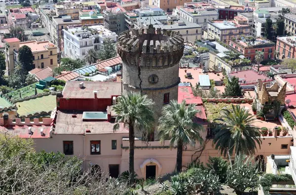 Napoli, Campania, İtalya 8 Nisan 2025: Vomero tepesindeki Villa Floridiana belvedere 'den Panorama