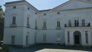 Napoli, Campania, İtalya 8 Nisan 2025: Duca di Martina Seramik Müzesine ev sahipliği yapan Villa Floridiana Bourbon Konutu