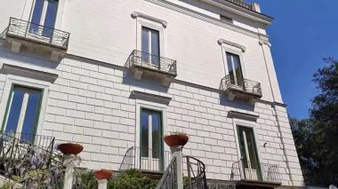 Napoli, Campania, İtalya 8 Nisan 2025: Duca di Martina Seramik Müzesine ev sahipliği yapan Villa Floridiana Bourbon Konutu