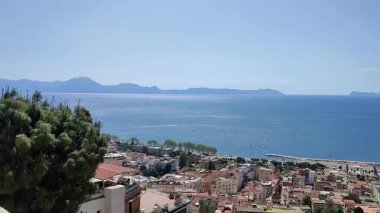 Napoli, Campania, İtalya 8 Nisan 2025: Vomero tepesindeki Villa Floridiana belvedere 'den Panorama