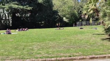 Napoli, Campania, İtalya 8 Nisan 2025: Vomero tepesindeki 19. yüzyıl Villa Floridiana parkının parıltısı