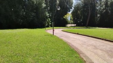 Napoli, Campania, İtalya 8 Nisan 2025: Vomero tepesindeki 19. yüzyıl Villa Floridiana parkının parıltısı
