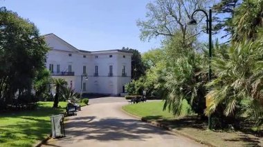 Napoli, Campania, İtalya 8 Nisan 2025: Duca di Martina Seramik Müzesine ev sahipliği yapan Villa Floridiana Bourbon Konutu