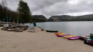 Barrea, Abruzzo, İtalya 9 Eylül 2024: Barrea Gölü Sangro Nehri 'nin yıkılmasının ardından 1951' de kuruldu.