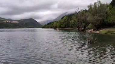Barrea, Abruzzo, İtalya 9 Eylül 2024: Barrea Gölü Sangro Nehri 'nin yıkılmasının ardından 1951' de kuruldu.