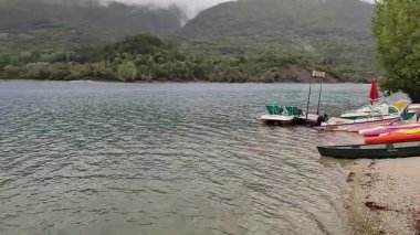 Barrea, Abruzzo, İtalya 9 Eylül 2024: Barrea Gölü Sangro Nehri 'nin yıkılmasının ardından 1951' de kuruldu.