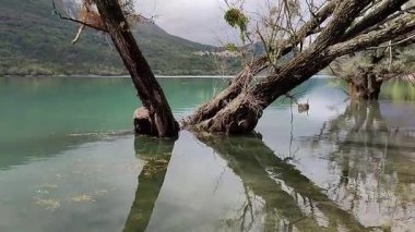 Barrea, Abruzzo, İtalya 9 Eylül 2024: Barrea Gölü Sangro Nehri 'nin yıkılmasının ardından 1951' de kuruldu.