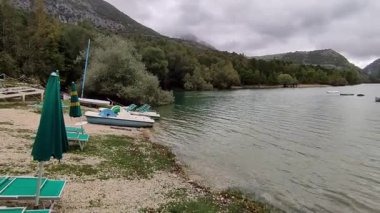 Barrea, Abruzzo, İtalya 9 Eylül 2024: Barrea Gölü Sangro Nehri 'nin yıkılmasının ardından 1951' de kuruldu.