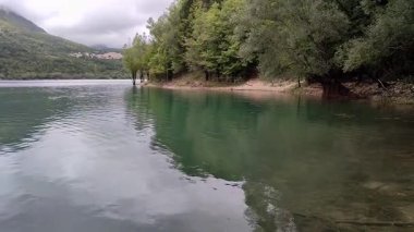 Barrea, Abruzzo, İtalya 9 Eylül 2024: Barrea Gölü Sangro Nehri 'nin yıkılmasının ardından 1951' de kuruldu.
