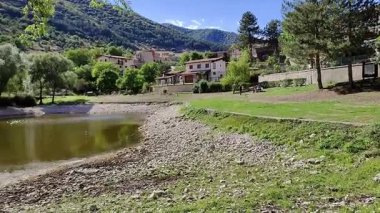 Villalago, Abruzzo, İtalya, 10 Eylül 2024: Lago Pio, Karst kökenli küçük bir göldür.