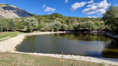 Villalago, Abruzzo, İtalya, 10 Eylül 2024: Lago Pio, Karst kökenli küçük bir göldür.