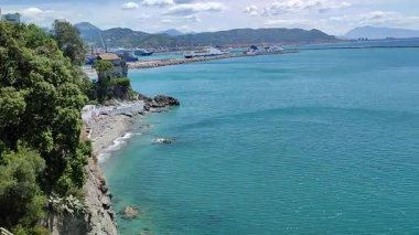 Vietri Konsolosu Mare, Campania, İtalya 30 Mayıs 2025 Via Cristoforo Colombo 'dan Torre Crestarella Plajı