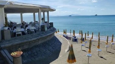 Vietnam Konsolosu Mare, Campania, İtalya 30 Mayıs 2025: Lido Rosa dei Venti Plajı Lungomare Petrarca