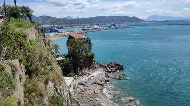 Vietri Konsolosu Mare, Campania, İtalya 30 Mayıs 2025 Via Cristoforo Colombo 'dan Torre Crestarella Plajı