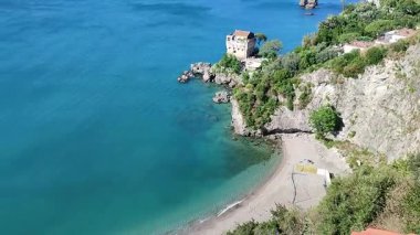 Vietnam Konsolosu Mare, Campania, İtalya 30 Mayıs 2025 Via Cristoforo Colombo 'dan Torre Crestarella' ya