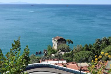 Vietnam Konsolosu Mare, Campania, İtalya 30 Mayıs 2025 Via Cristoforo Colombo 'dan Torre Crestarella' ya
