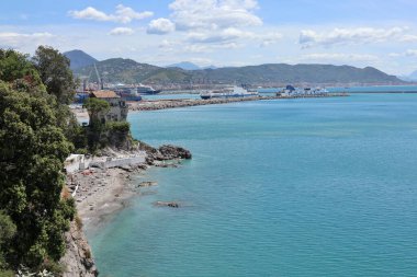 Vietri Konsolosu Mare, Campania, İtalya 30 Mayıs 2025 Via Cristoforo Colombo 'dan Torre Crestarella Plajı