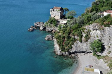 Vietnam Konsolosu Mare, Campania, İtalya 30 Mayıs 2025 Via Cristoforo Colombo 'dan Torre Crestarella' ya