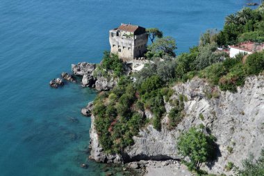 Vietnam Konsolosu Mare, Campania, İtalya 30 Mayıs 2025 Via Cristoforo Colombo 'dan Torre Crestarella' ya