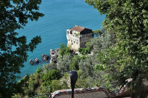 Vietnam Konsolosu Mare, Campania, İtalya 30 Mayıs 2025 Via Cristoforo Colombo 'dan Torre Crestarella' ya