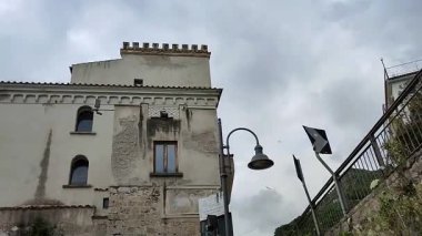 Vietnam Konsolosu Mare, Campania, İtalya 23 Nisan 2025: Viceregal Tower 'daki sahil yolunun bitişiğindeki yaya caddesinden ulaşılabilir Lannio plajı