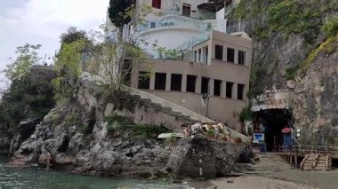 Vietnam Konsolosu Mare, Campania, İtalya 23 Nisan 2025: Viceregal Tower 'daki sahil yolunun bitişiğindeki yaya caddesinden ulaşılabilir Lannio plajı