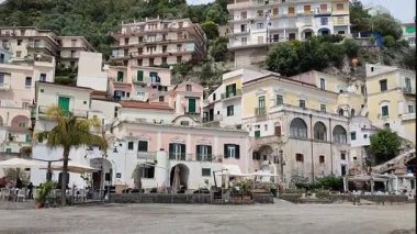 Cetara, Campania, İtalya - 23 Nisan 2025: 16. yüzyıl Genel Valilik Kulesi Marina plajından görüldü