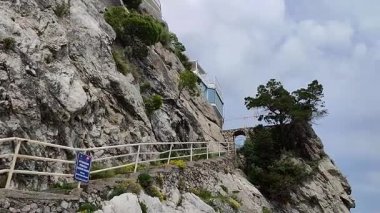 Vietnam Konsolosu Mare, Campania, İtalya 23 Nisan 2025: Viceregal Tower 'daki sahil yolunun bitişiğindeki yaya caddesinden ulaşılabilir Lannio plajı